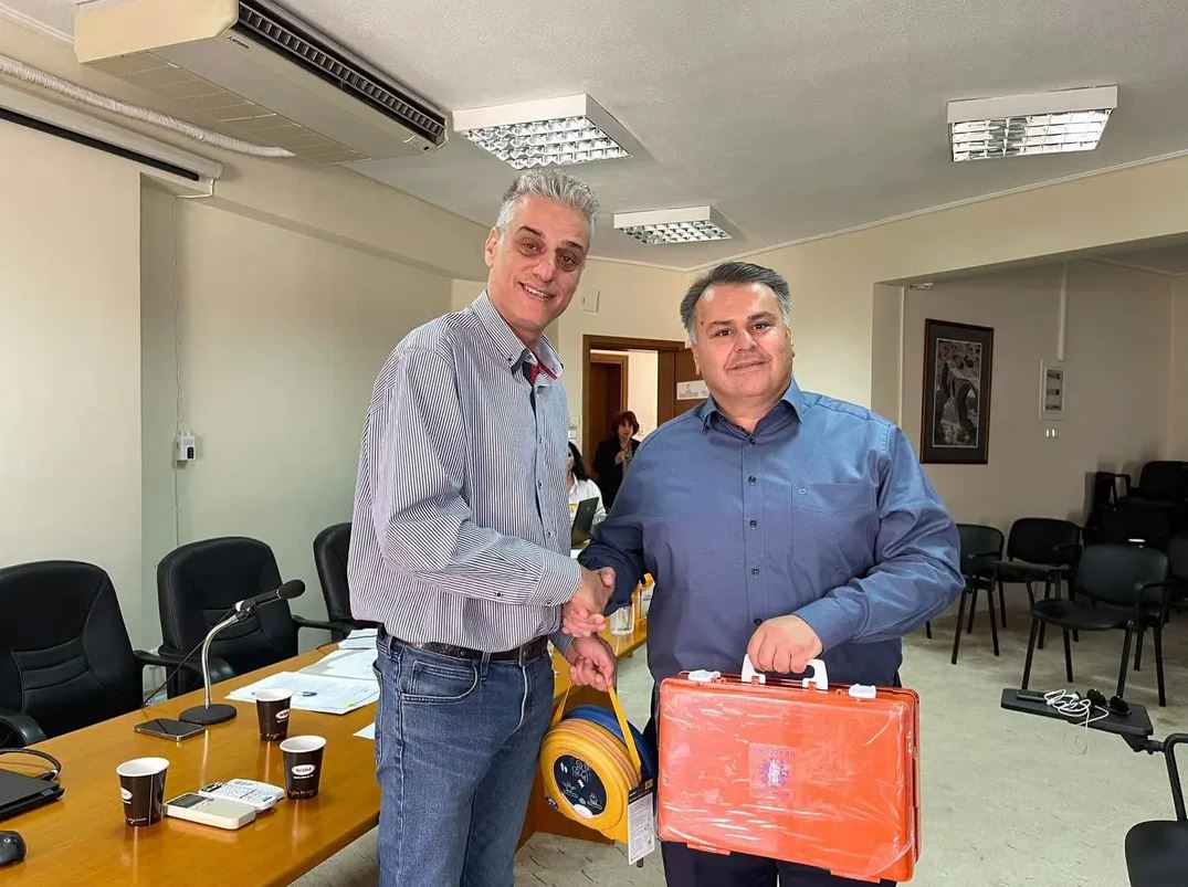 Δωρεά απινιδωτή από τον Πρόεδρο της ΠΕΔ ΑΜΘ στο Δήμο Αβδήρων Δωρεά απινιδωτή από τον Πρόεδρο της ΠΕΔ ΑΜΘ στο Δήμο Αβδήρων