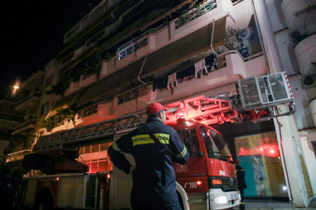 Κολωνός: 5χρονο αγόρι ανασύρθηκε νεκρό μέσα από φλεγόμενο διαμέρισμα