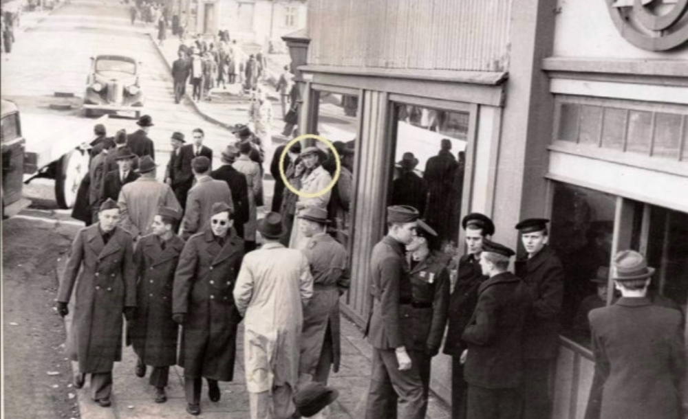Η φωτογραφία με τον μυστήριο άντρα που έχει γίνει viral στο διαδίκτυο Η φωτογραφία με τον μυστήριο άντρα που έχει γίνει viral στο διαδίκτυο
