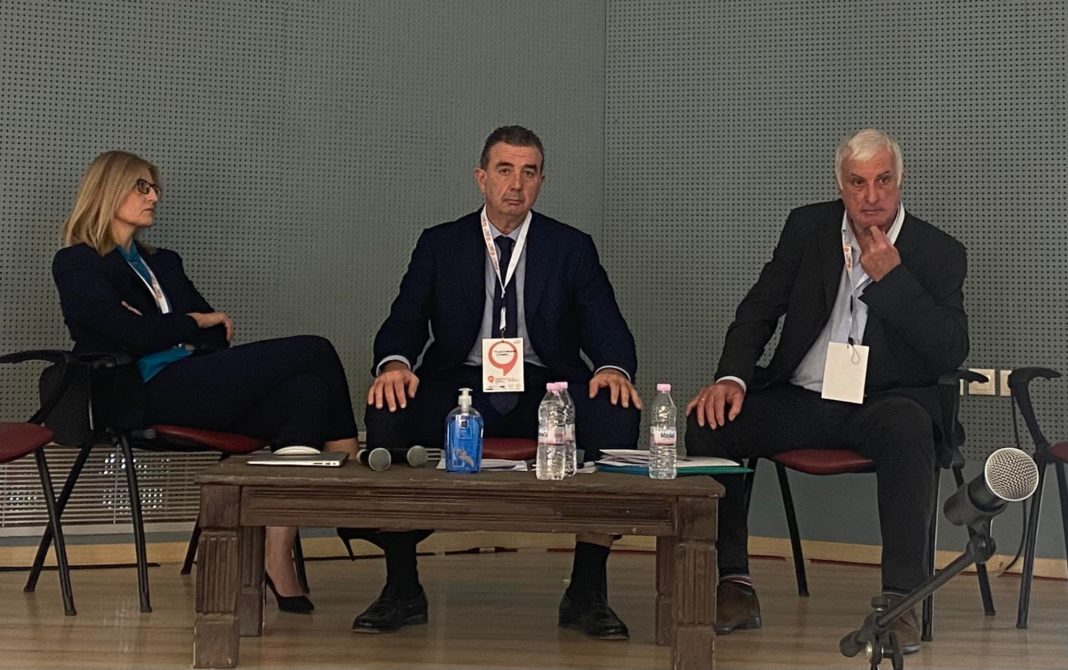 «Δημοσιογράφοι στο στόχαστρο. Απειλές, βία και επιθέσεις» «Δημοσιογράφοι στο στόχαστρο. Απειλές, βία και επιθέσεις»