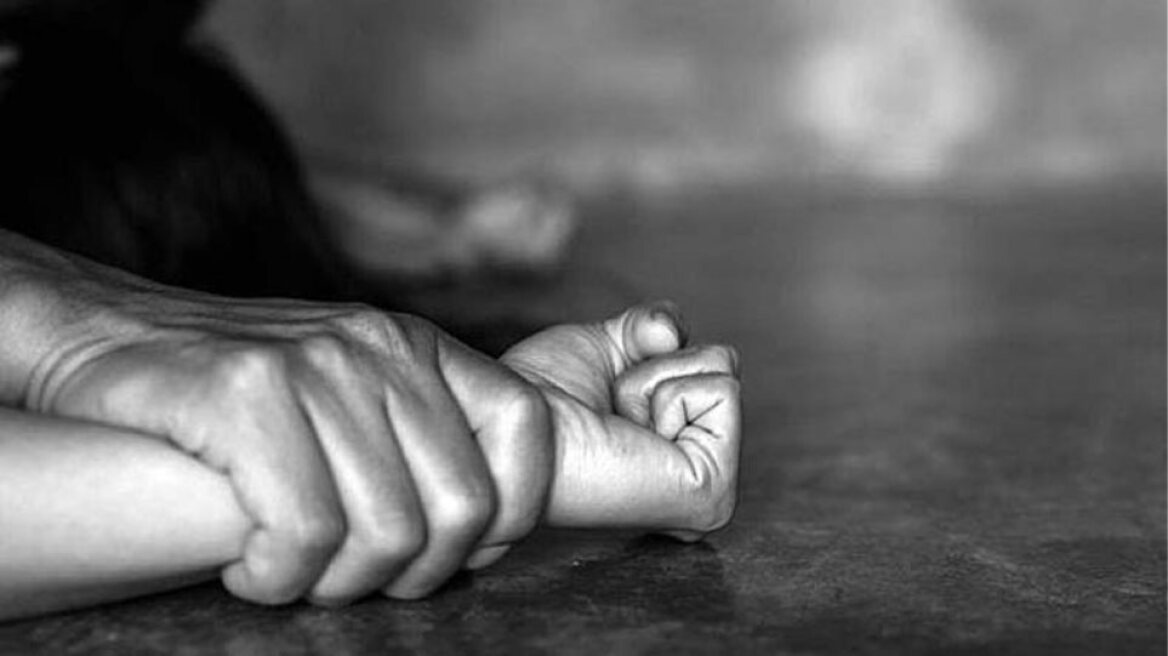 Φοιτήτρια βρήκε το θάρρος και κατήγγειλε τον ίδιο τον πατέρα της για βιασμούς Φοιτήτρια βρήκε το θάρρος και κατήγγειλε τον ίδιο τον πατέρα της για βιασμούς