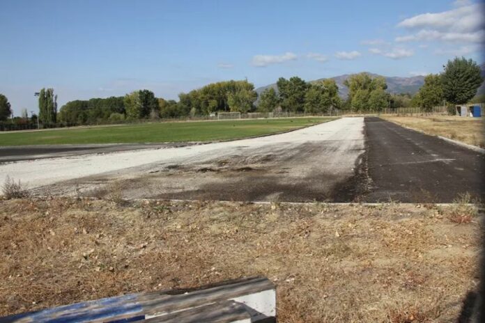 «Πάγωσε» η αντικατάσταση του τάπητα στο Πανθρακικό Στάδιο λόγω έλλειψης χρημάτων – 15 μήνες κλειστός ο στίβος για αθλητές και κοινό «Πάγωσε» η αντικατάσταση του τάπητα στο Πανθρακικό Στάδιο λόγω έλλειψης χρημάτων – 15 μήνες κλειστός ο στίβος για αθλητές και κοινό