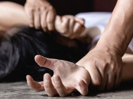 “Με βίαζαν σε σπίτια και αυτοκίνητα με…δεμένα μάτια”! “Με βίαζαν σε σπίτια και αυτοκίνητα με…δεμένα μάτια”!