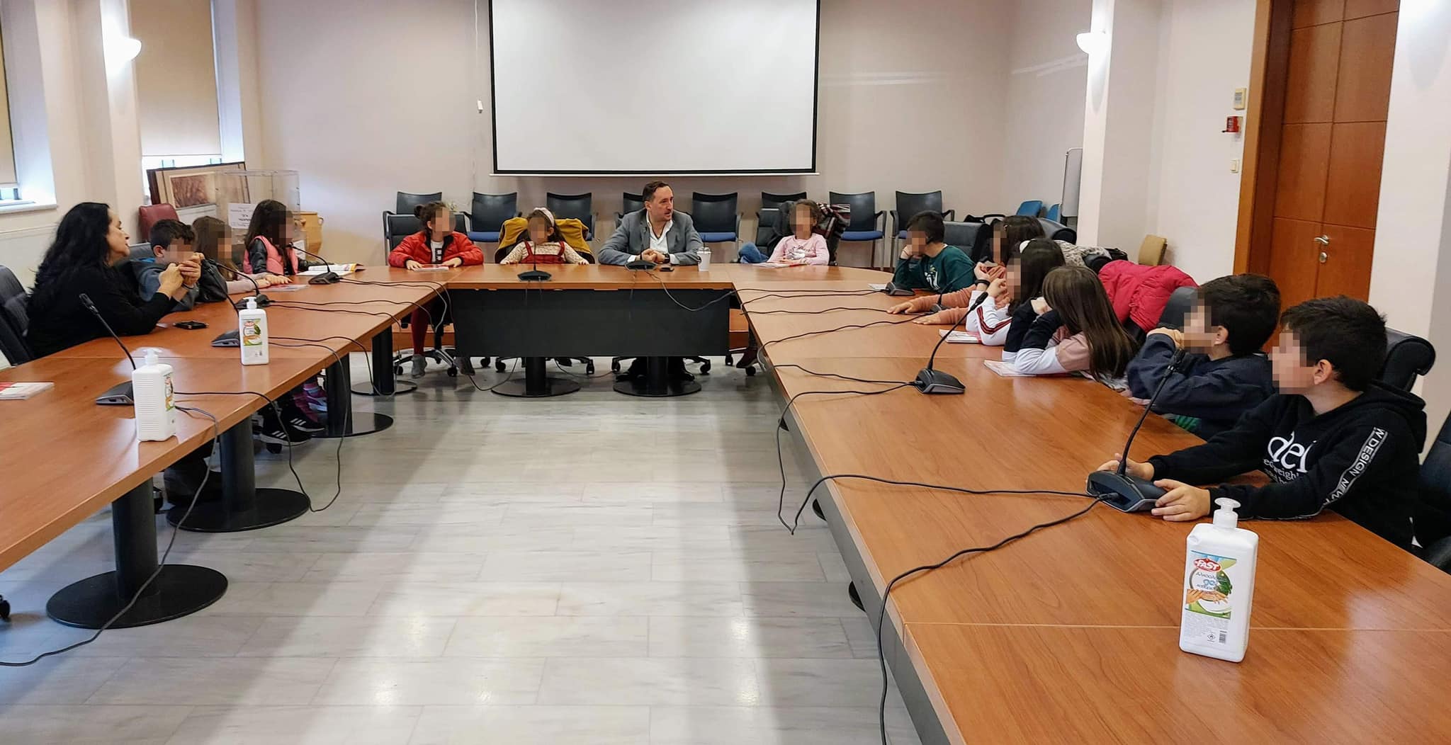Με μαθητές γέμισε η αίθουσα του Δημοτικού Συμβουλίου Αλεξανδρούπολης Με μαθητές γέμισε η αίθουσα του Δημοτικού Συμβουλίου Αλεξανδρούπολης