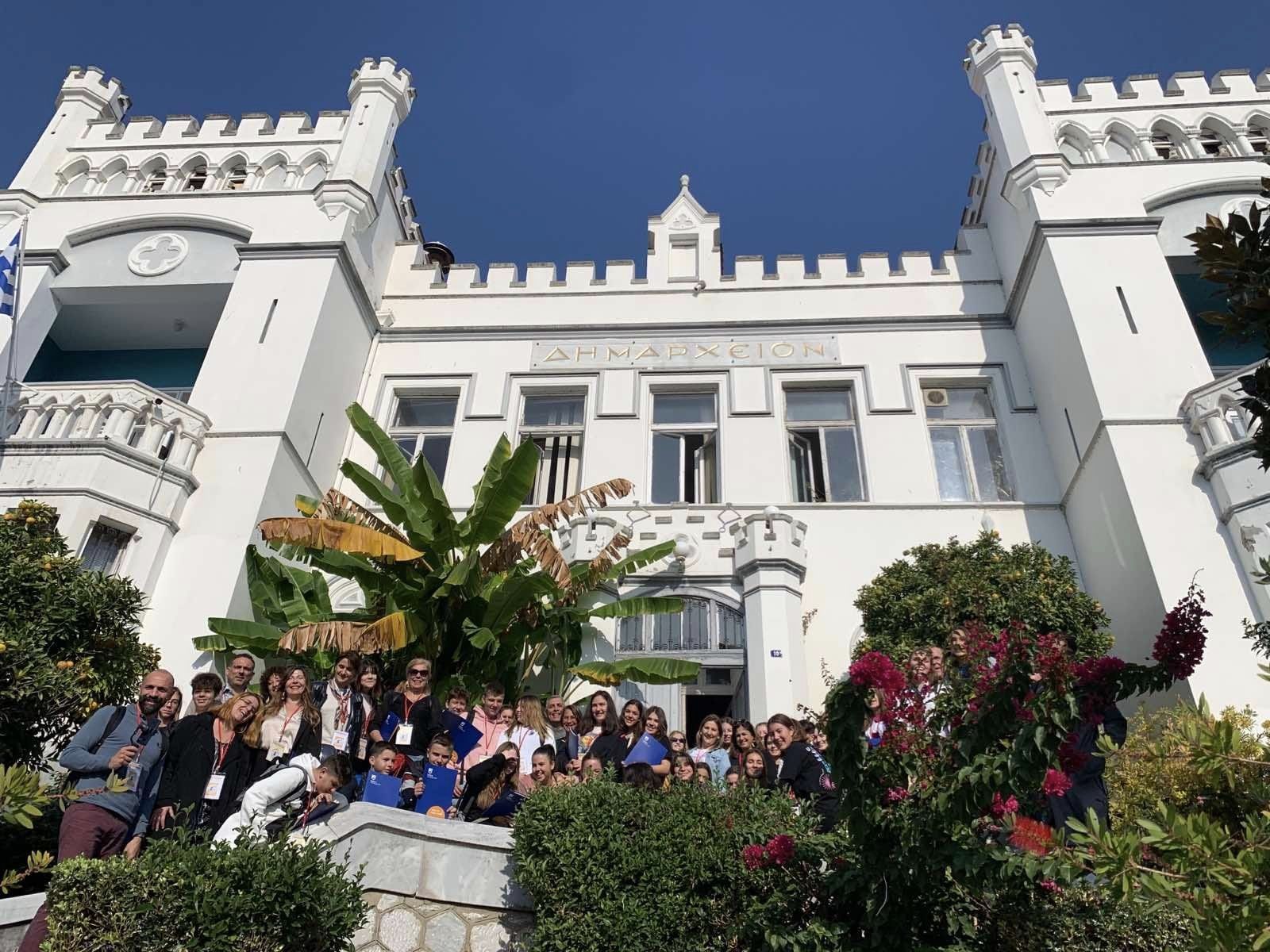 Επίσκεψη στο Δημαρχείο Καβάλας μαθητών και εκπαιδευτικών από Γαλλία, Πορτογαλία, Ιταλία, Γερμανία και Ρουμανία Επίσκεψη στο Δημαρχείο Καβάλας μαθητών και εκπαιδευτικών από Γαλλία, Πορτογαλία, Ιταλία, Γερμανία και Ρουμανία