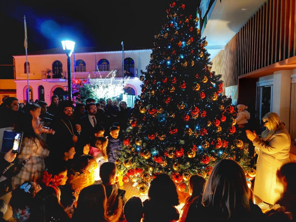 Τα παιδιά των βρεφονηπιακών σταθμών της Μητρόπολης Μαρωνείας και Κομοτηνής άναψαν το δένδρο των Χριστουγέννων