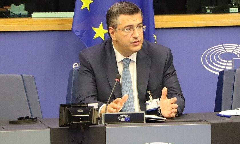 Κρατούμενος για 7 ώρες στη Σμύρνη ο Απόστολος Τζιτζικώστας Κρατούμενος για 7 ώρες στη Σμύρνη ο Απόστολος Τζιτζικώστας