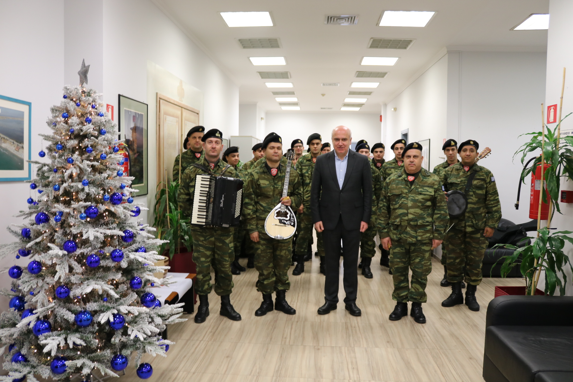 Πρωτοχρονιάτικα κάλαντα και ευχές στον Περιφερειάρχη ΑΜΘ Χρήστο Μέτιο Πρωτοχρονιάτικα κάλαντα και ευχές στον Περιφερειάρχη ΑΜΘ Χρήστο Μέτιο