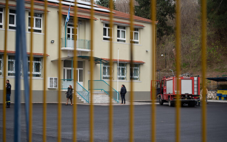 Σέρρες: Επαναλειτούργησε σήμερα το 9ο Δημ. Σχολείο- όμως “οι υπαίτιοι για τον θάνατο του Βασίλη είναι στις θέσεις τους»