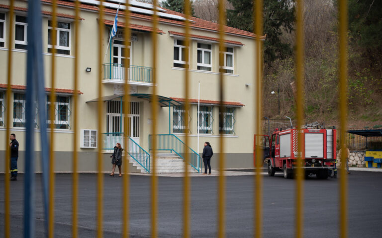 Σέρρες: Επαναλειτούργησε σήμερα το 9ο Δημ. Σχολείο- όμως “οι υπαίτιοι για τον θάνατο του Βασίλη είναι στις θέσεις τους» Σέρρες: Επαναλειτούργησε σήμερα το 9ο Δημ. Σχολείο- όμως “οι υπαίτιοι για τον θάνατο του Βασίλη είναι στις θέσεις τους»