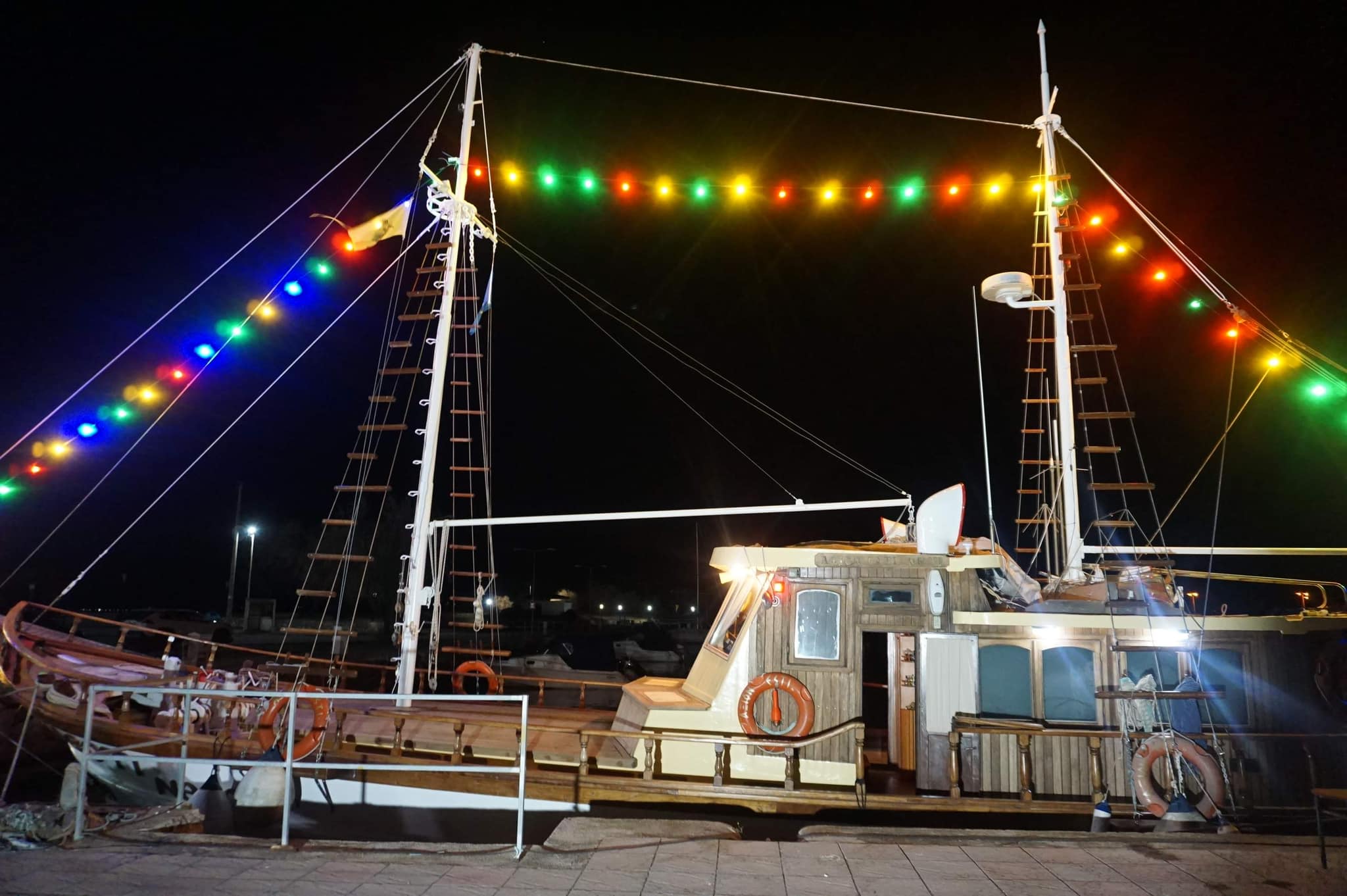 Άναψαν τα Χριστουγεννιάτικα φώτα στο σκάφος “Άξιον Εστί” στο Φανάρι Ροδόπης-Από το επίνειο της Κομοτηνής   ξεκίνησε η εορταστική φωταγώγηση