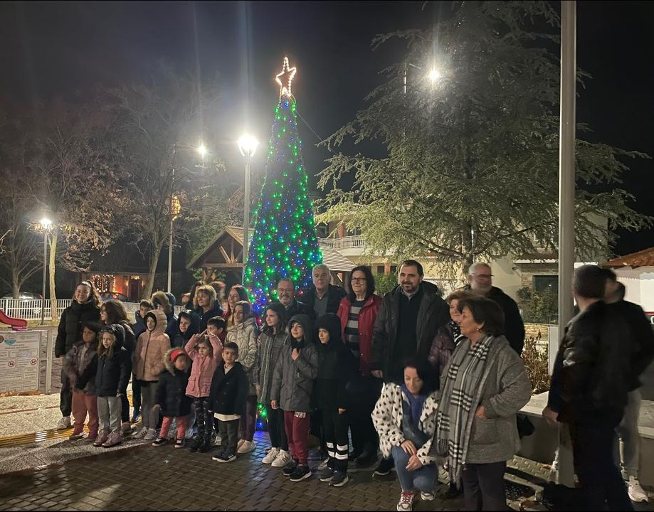 Άναψαν τα φώτα του χριστουγεννιάτικου δένδρου στην πλατεία Θρυλορίου Άναψαν τα φώτα του χριστουγεννιάτικου δένδρου στην πλατεία Θρυλορίου