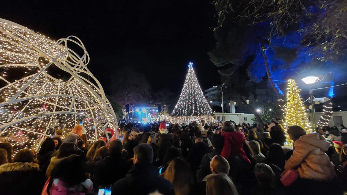 Αλεξανδρούπολη: Φωταγωγήθηκε το Χριστουγεννιάτικο Δένδρο- Η Josephine  με συναυλία της ανοίγει τις φετινές εκδηλώσεις  (φωτό)