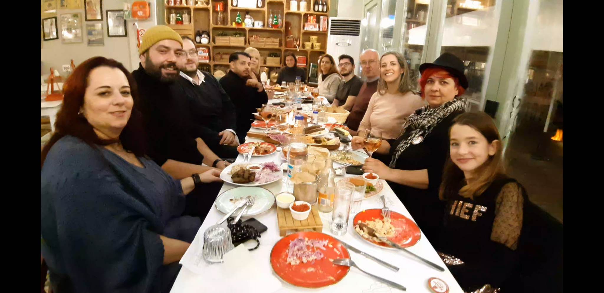 Τα μέλη του “Santa Run” Κομοτηνής προσφέρουν στα τοπικά ΜΜΕ μια ζεστή βραδιά σε γνωστό κέντρο της πόλης, για να τα ευχαριστήσουν για τη στήριξή τους (video) Τα μέλη του “Santa Run” Κομοτηνής προσφέρουν στα τοπικά ΜΜΕ μια ζεστή βραδιά σε γνωστό κέντρο της πόλης, για να τα ευχαριστήσουν για τη στήριξή τους (video)