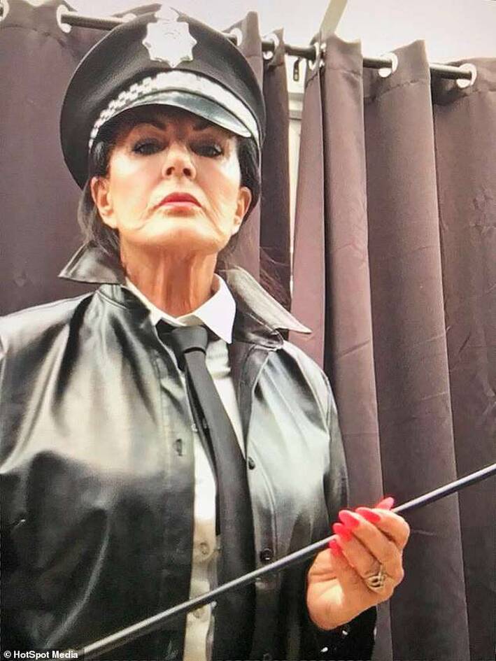 Mistress Sofia: Η 71χρονη αφέντρα, ρίχνει φως στα βίτσια των ανδρών Mistress Sofia: Η 71χρονη αφέντρα, ρίχνει φως στα βίτσια των ανδρών