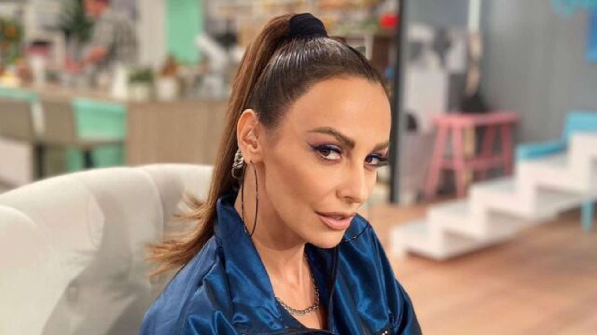 «Σερβίρει» κουραμπιέδες η Μπέττυ Μαγγίρα… «Σερβίρει» κουραμπιέδες η Μπέττυ Μαγγίρα…