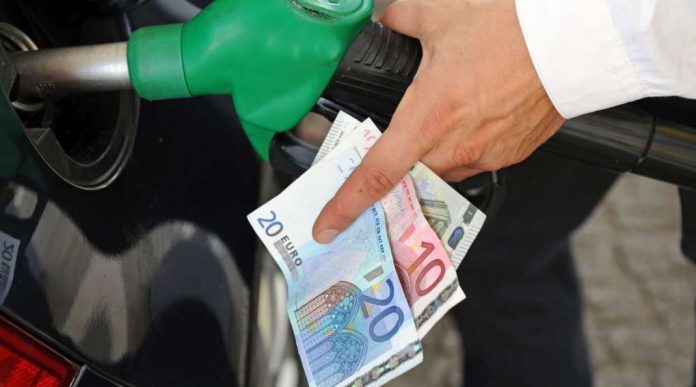Έρχεται νέο χαράτσι: Πότε σημειώνει άνοδο 10 λεπτά η τιμή στη βενζίνη Έρχεται νέο χαράτσι: Πότε σημειώνει άνοδο 10 λεπτά η τιμή στη βενζίνη