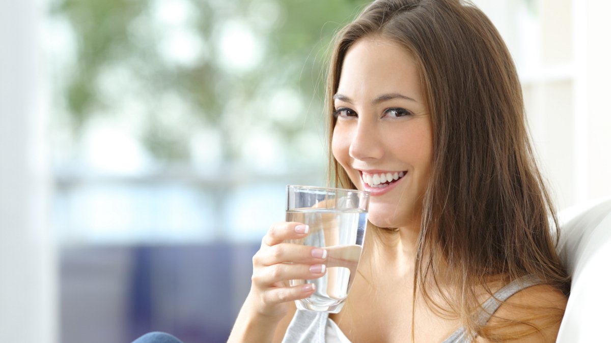 Γιατί είναι καλό να πίνουμε ένα ποτήρι νερό μόλις ξυπνήσουμε το πρωί;