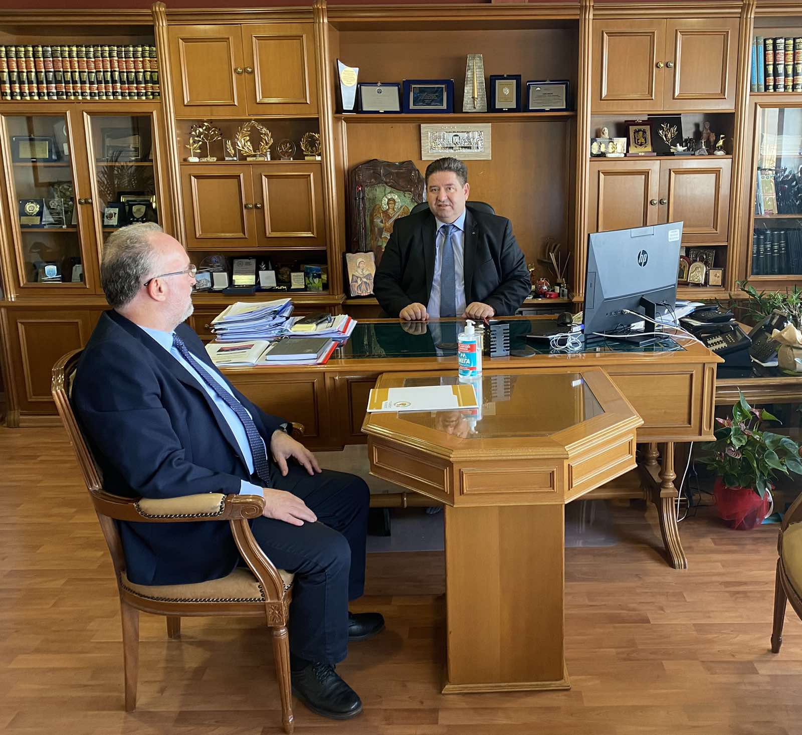 Εποικοδομητικές συναντήσεις του Δημάρχου Μαρωνείας-Σαπών με τον Γ.Γ. Δημόσιας Τάξης και τον Γ.Γ. Δασών Εποικοδομητικές συναντήσεις του Δημάρχου Μαρωνείας-Σαπών με τον Γ.Γ. Δημόσιας Τάξης και τον Γ.Γ. Δασών