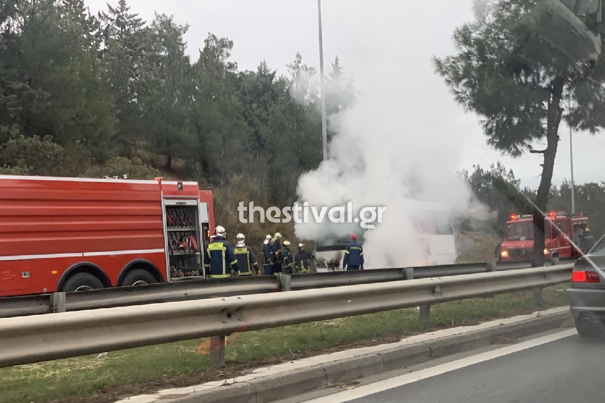 Θεσσαλονίκη: Φωτιά σε σχολικό λεωφορείο που μετέφερε ανήλικα παιδιά στον Περιφερειακό
