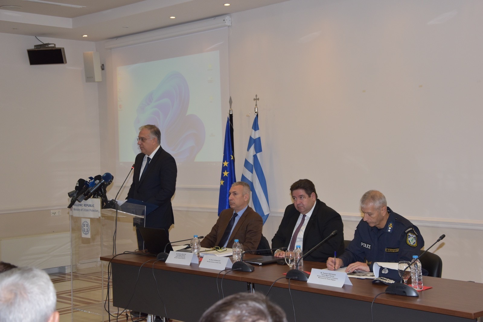Μήνυμα ενότητας και αλληλεγγύης για την αποφασιστική φύλαξη των ευρωπαϊκών συνόρων με την Τουρκία στον Έβρο από τη συνάντηση Θεοδωρικάκου με 27 πρέσβεις στην Αλεξανδρούπολη