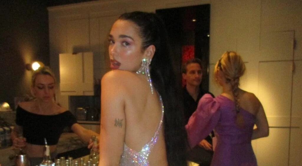 Dua Lipa και Hailey Bieber υιοθετούν το στυλ του οο’s και διχάζουν τους θαυμαστές τους Dua Lipa και Hailey Bieber υιοθετούν το στυλ του οο’s και διχάζουν τους θαυμαστές τους