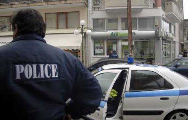 Σύλληψη ημεδαπού για κλοπή και παραβάσεις των νόμων περί εξαρτησιογόνων ουσιών και περί όπλων. Σύλληψη ημεδαπού για κλοπή και παραβάσεις των νόμων περί εξαρτησιογόνων ουσιών και περί όπλων.
