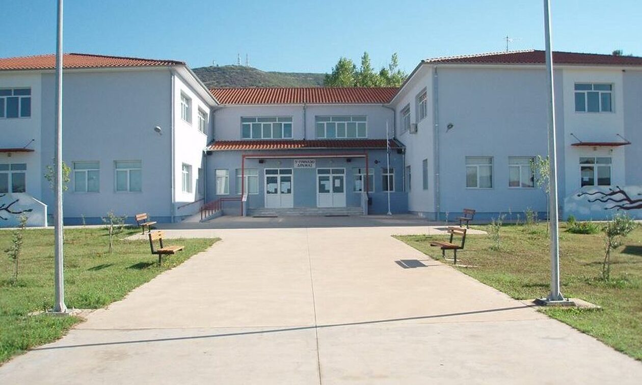Δράμα: Έριξαν αυτοσχέδια μολότοφ στην είσοδο του 5ου Γυμνασίου Δράμα: Έριξαν αυτοσχέδια μολότοφ στην είσοδο του 5ου Γυμνασίου