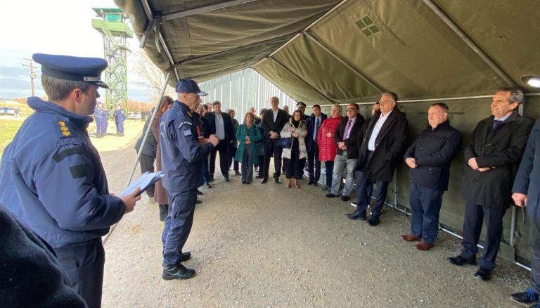 Έβρος: Επίσκεψη Θεοδωρικάκου με 27 πρέσβεις χωρών-μελών της Ε.Ε.- Επιθεώρηση του Φράχτη (video) Έβρος: Επίσκεψη Θεοδωρικάκου με 27 πρέσβεις χωρών-μελών της Ε.Ε.- Επιθεώρηση του Φράχτη (video)
