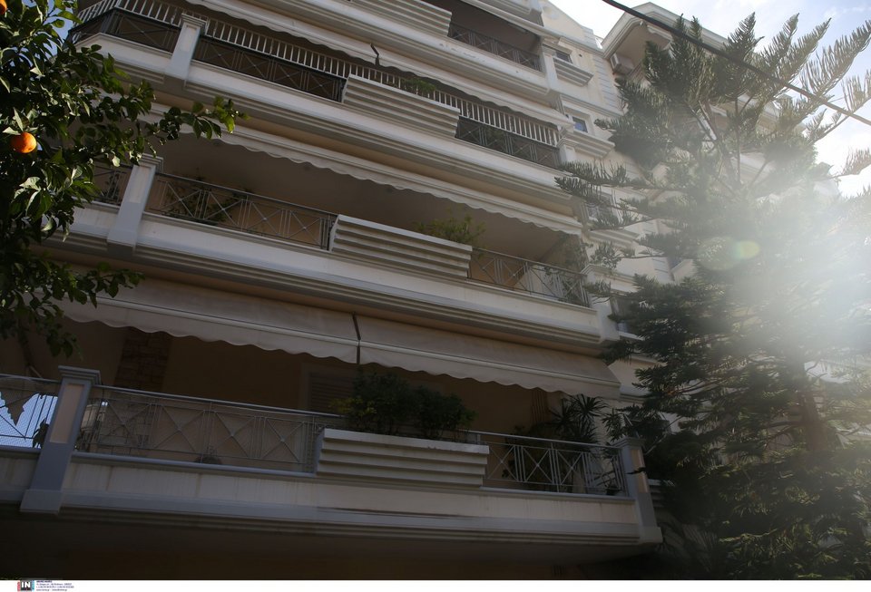 Κάμερα καταγράφει την 47χρονη δράστιδα στο Μοσχάτο, να αναζητά το σπίτι του 50χρονου ασφαλιστή Κάμερα καταγράφει την 47χρονη δράστιδα στο Μοσχάτο, να αναζητά το σπίτι του 50χρονου ασφαλιστή