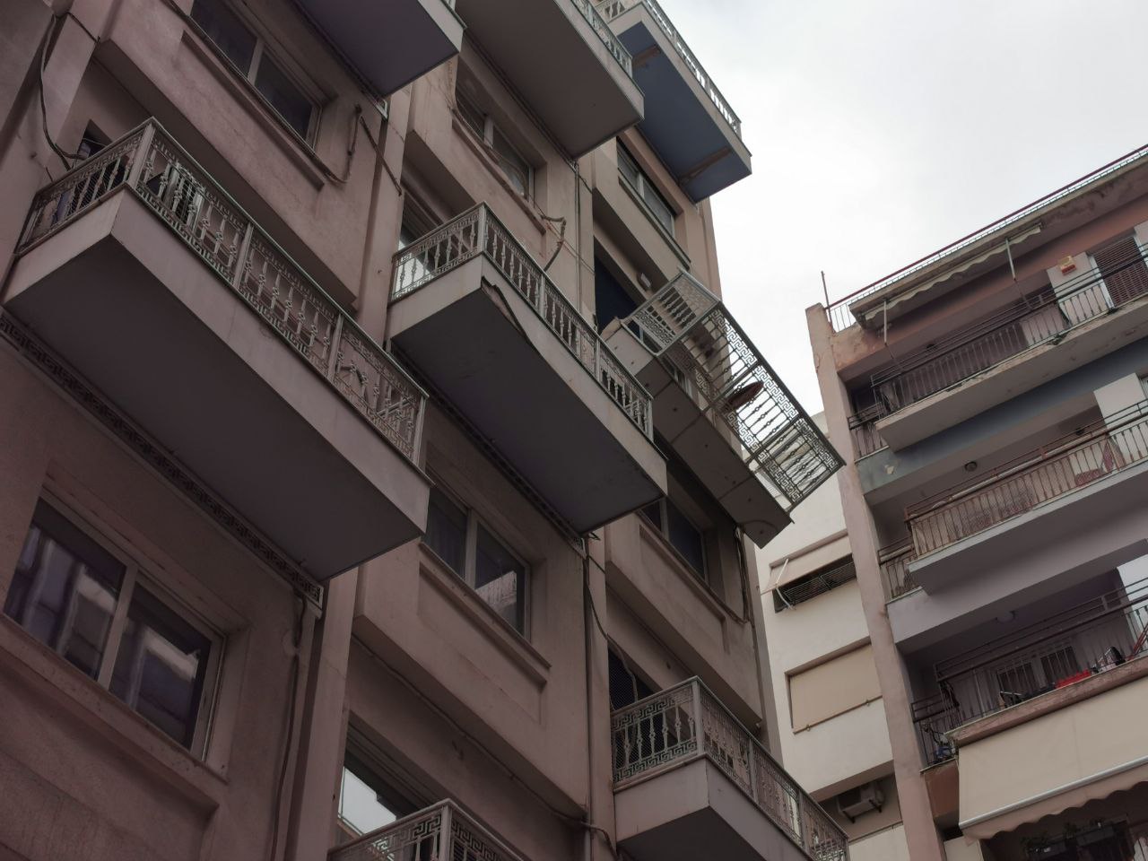 Απίστευτες φωτο: Κρέμεται στον αέρα… μπαλκόνι ξενοδοχείου στη Ν. Σμύρνη!! Απίστευτες φωτο: Κρέμεται στον αέρα… μπαλκόνι ξενοδοχείου στη Ν. Σμύρνη!!
