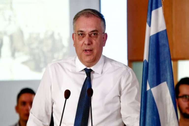 Στον Έβρο με 27 πρέσβεις ο Υπουργός Προστασίας του Πολίτη Τάκης Θεοδωρικάκος Στον Έβρο με 27 πρέσβεις ο Υπουργός Προστασίας του Πολίτη Τάκης Θεοδωρικάκος