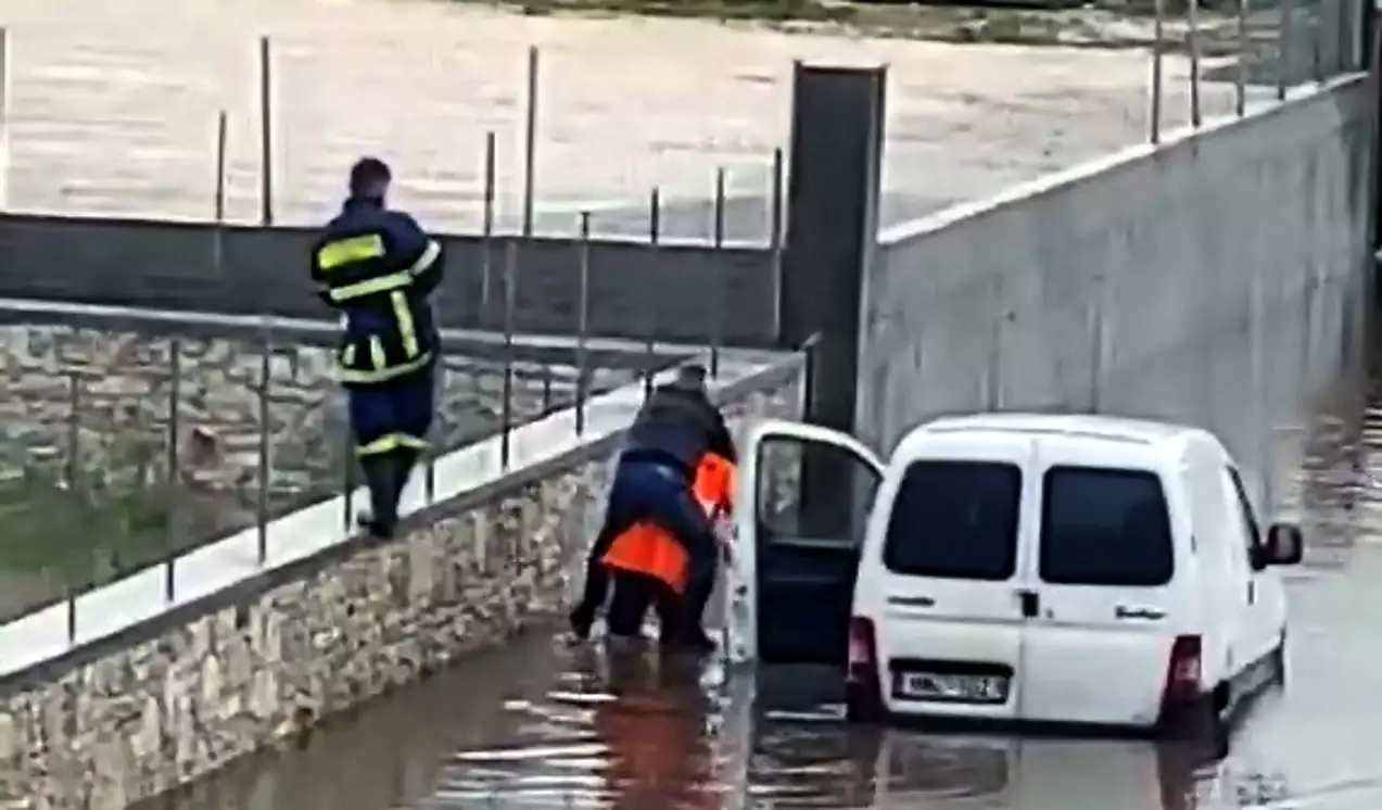 Ηγουμενίτσα: Πυροσβέστης απεγκλώβισε οδηγό και τον κουβάλησε στην πλάτη του Ηγουμενίτσα: Πυροσβέστης απεγκλώβισε οδηγό και τον κουβάλησε στην πλάτη του