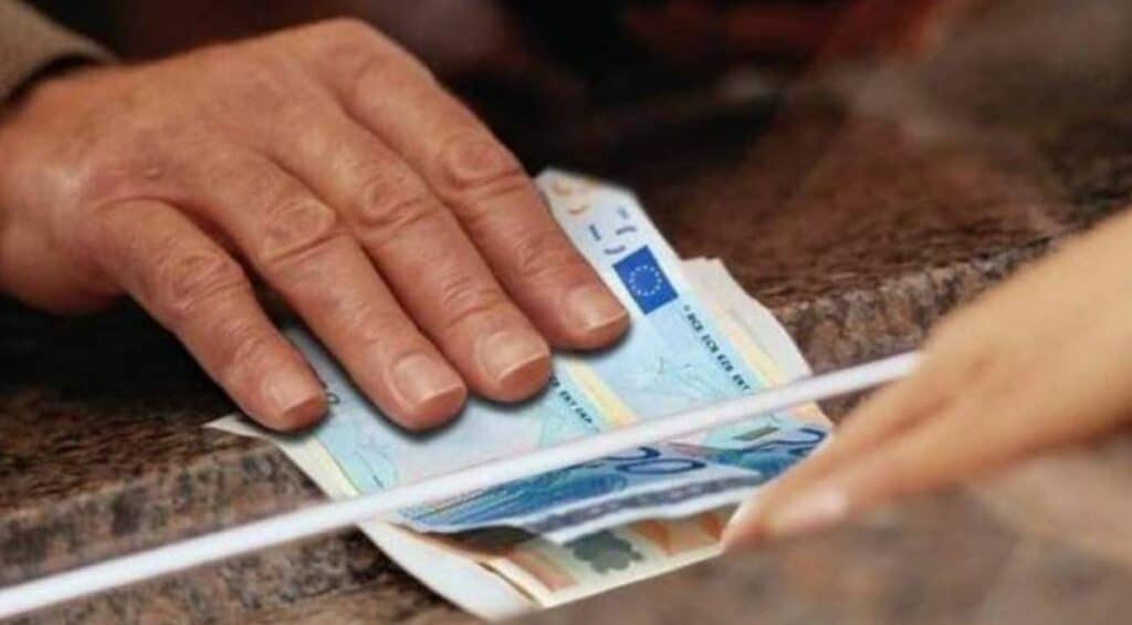 Ποιοι είναι οι δικαιούχοι του επιδόματος 300 ευρώ, που το παίρνουν εφάπαξ Ποιοι είναι οι δικαιούχοι του επιδόματος 300 ευρώ, που το παίρνουν εφάπαξ