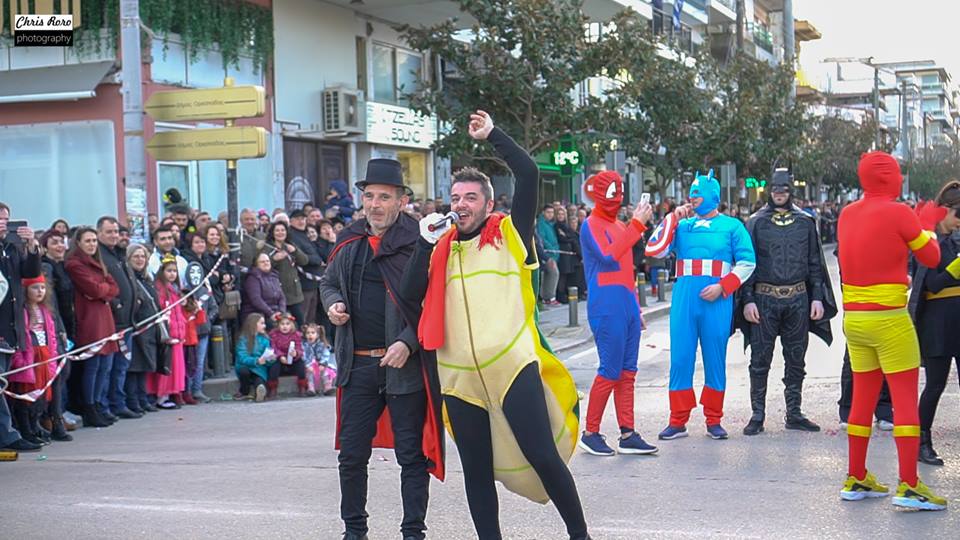 Ορεστιάδα: Ξεφάντωσαν χιλιάδες καρναβαλιστές στον “Τσικνομπουρμπούλη 2023”-Παρουσιαστής της παρέλασης ο Πέτρος Πολυχρονίδης (photos)