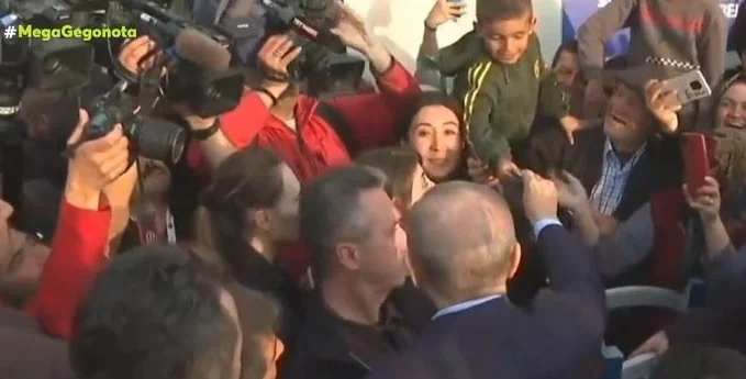 Ο Ερντογάν μοίρασε χρήματα σε παιδιά στην σεισμόπληκτη Αντιγιαμάν