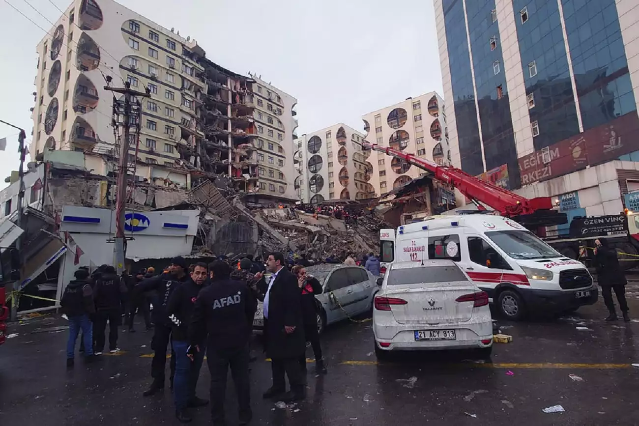 Πάνω από 912 οι νεκροί στον σεισμό στην Τουρκία. Συλλυπητήρια εξέφρασε ο πρωθυπουργός Κυριάκος Μητσοτάκης. Συνομιλία των υπ. Εξωτερικών Δένδια – Τσαβούσογλου