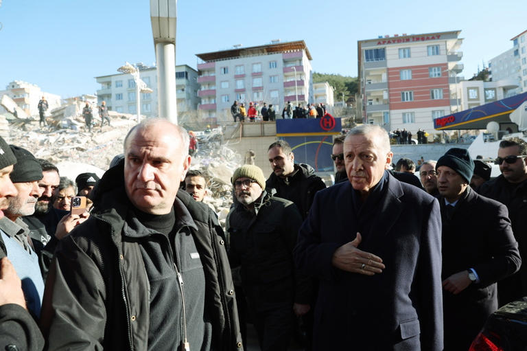 Εξήντα ένας Τούρκοι δικηγόροι κατέθεσαν μήνυση κατά του Ερντογάν και των συν αυτώ για τους σεισμούς Εξήντα ένας Τούρκοι δικηγόροι κατέθεσαν μήνυση κατά του Ερντογάν και των συν αυτώ για τους σεισμούς