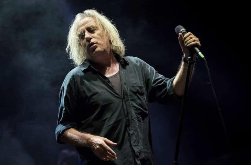 Ειρωνικό σχόλιο του τραγουδιστή Γιάννη Αγγελάκα για τη στήριξη του κράτους στις οικογένειες των 57 θυμάτων στα Τέμπη – “Αν το ‘ξερα, θ΄ ανέβαινα κι εγώ στο τρένο”… Ειρωνικό σχόλιο του τραγουδιστή Γιάννη Αγγελάκα για τη στήριξη του κράτους στις οικογένειες των 57 θυμάτων στα Τέμπη – “Αν το ‘ξερα, θ΄ ανέβαινα κι εγώ στο τρένο”…