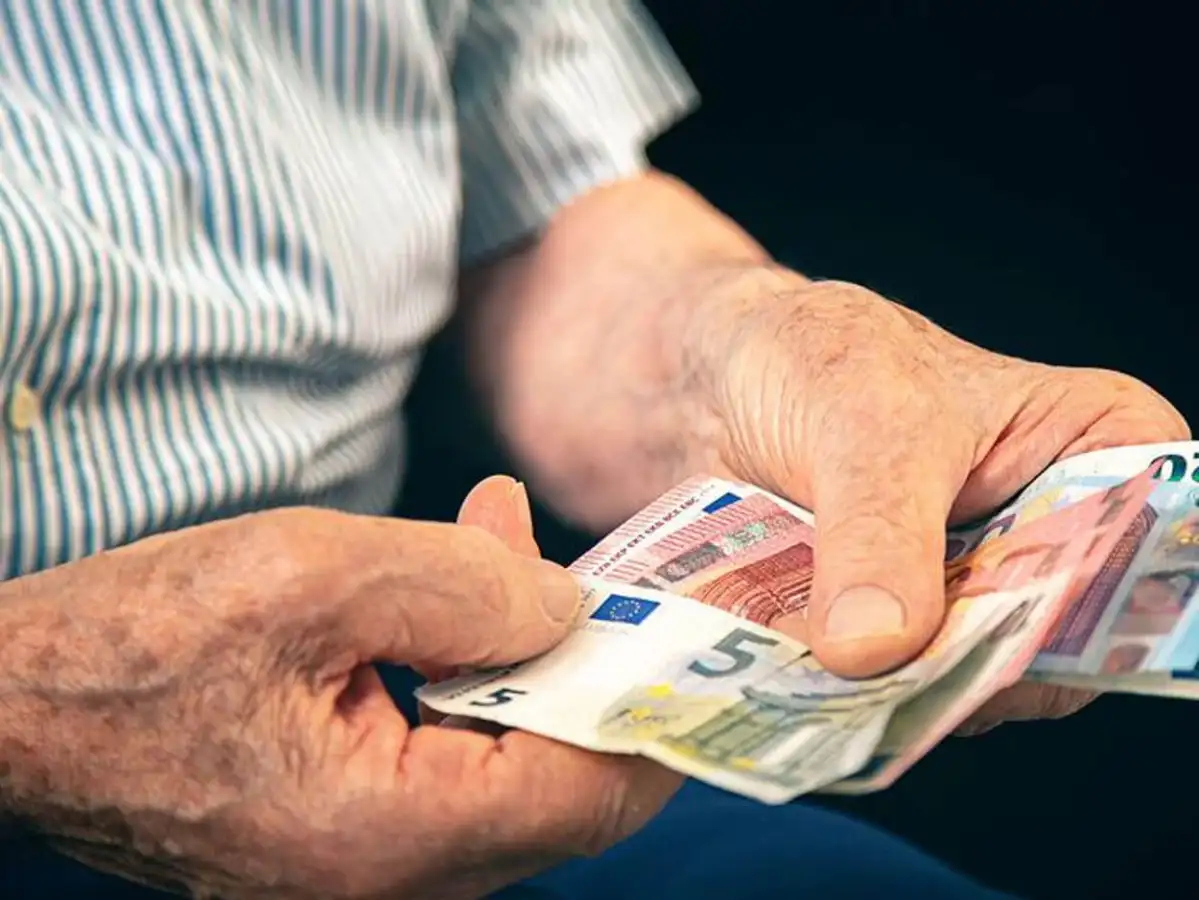 Έκτακτη ενίσχυση 300 ευρώ σε συνταξιούχους- Ποιοι και πότε θα τα λάβουν