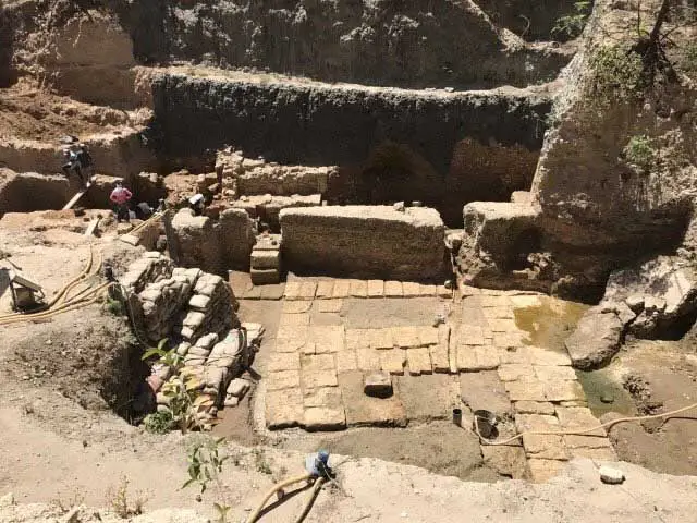 Στους Κήπους Σαλαλάτ στην Αλεξάνδρεια της Αιγύπτου, η Ελληνίδα αρχαιολόγος Καλλιόπη Παπακώστα ερευνά για ίχνη του Μεγάλου Αλεξάνδρου