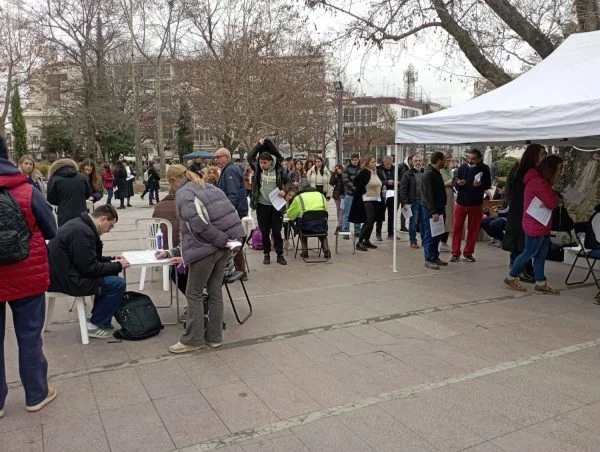 Λάρισα: Ουρές για την έκτακτη αιμοδοσία που στήθηκε για τους τραυματίες των Τεμπών-Τεράστια η ανταπόκριση του κόσμου Λάρισα: Ουρές για την έκτακτη αιμοδοσία που στήθηκε για τους τραυματίες των Τεμπών-Τεράστια η ανταπόκριση του κόσμου
