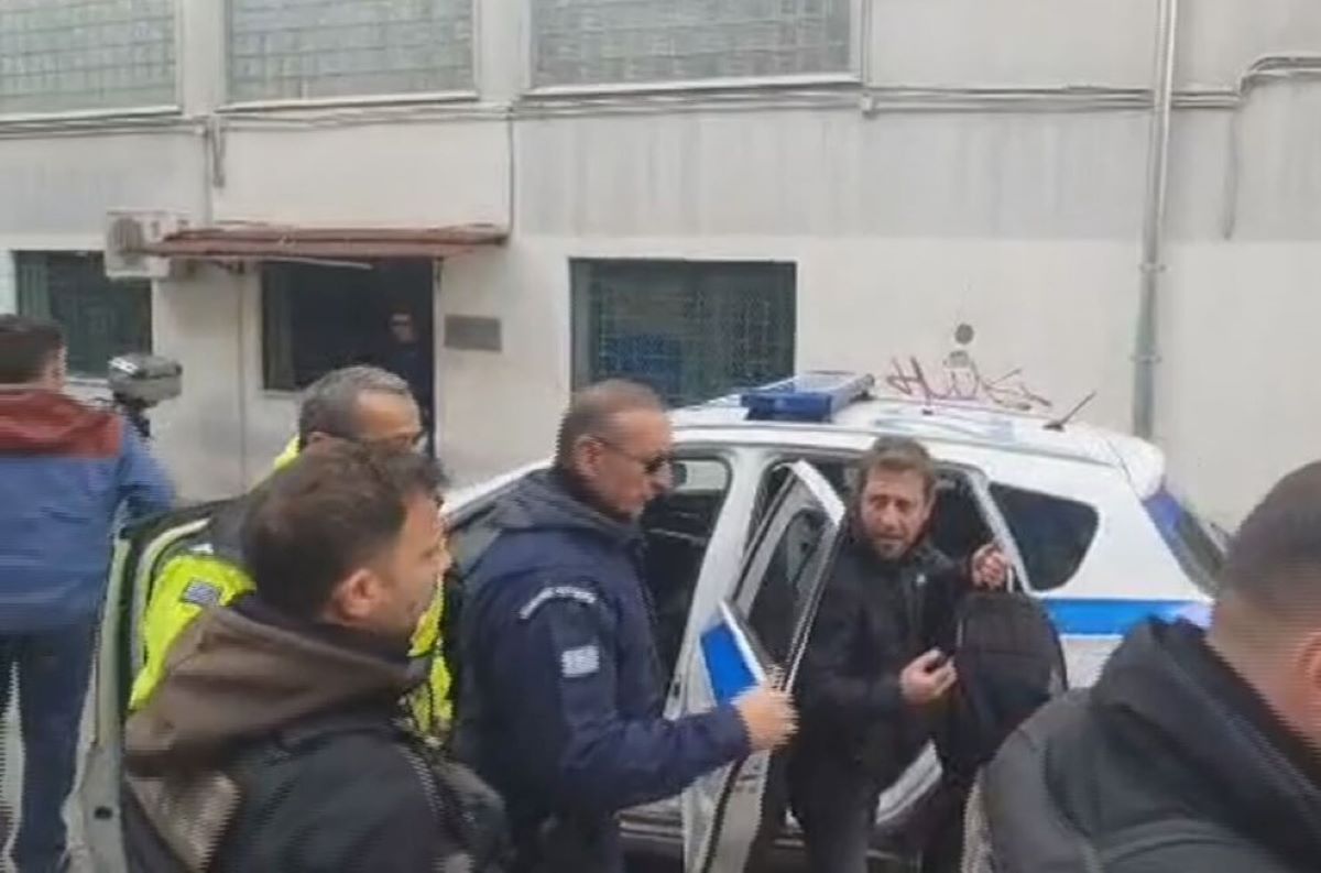 Επεισόδια στην απολογία του σταθμάρχη στη Λάρισα- Προσαγωγές δημοσιογράφων Επεισόδια στην απολογία του σταθμάρχη στη Λάρισα- Προσαγωγές δημοσιογράφων