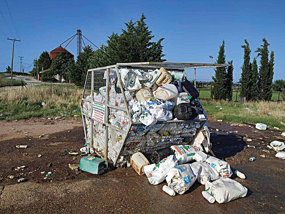 Ερώτηση από την “Λαϊκή Συσπείρωση” για το πρόβλημα της ανεξέλεγκτης απόρριψης κενών συσκευασιών σκευασμάτων γεωργικών φαρμάκων και τη διαφύλαξη της δημόσιας υγείας και του περιβάλλοντος