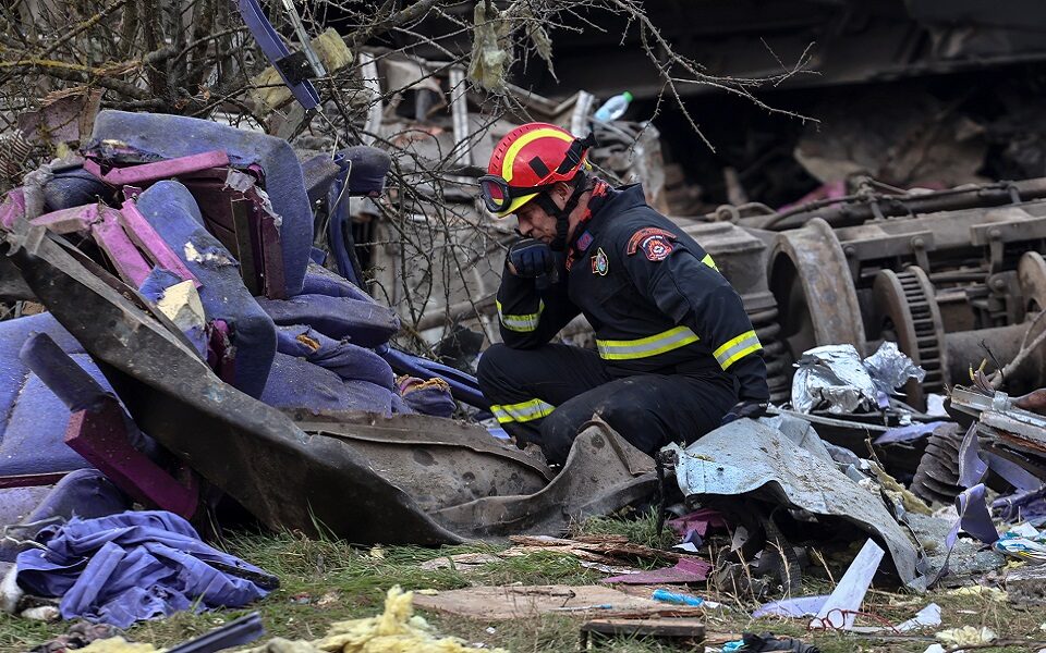 Ο πυροσβέστης της ΕΜΑΚ για τη φωτογραφία που συγκλόνισε: “Είχα μπροστά μου τα πράγματα  μιας κοπέλας με αίμα και κομμάτια από τη σάρκα της…”