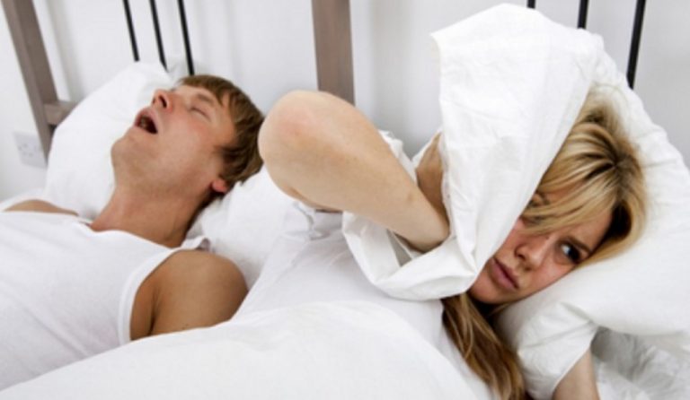 Ροχαλητό, αποφρακτική άπνοια ύπνου: Τι σημαίνουν για την υγεία μας- Οι απλές αλλαγές που μπορούν να μας θεραπεύσουν
