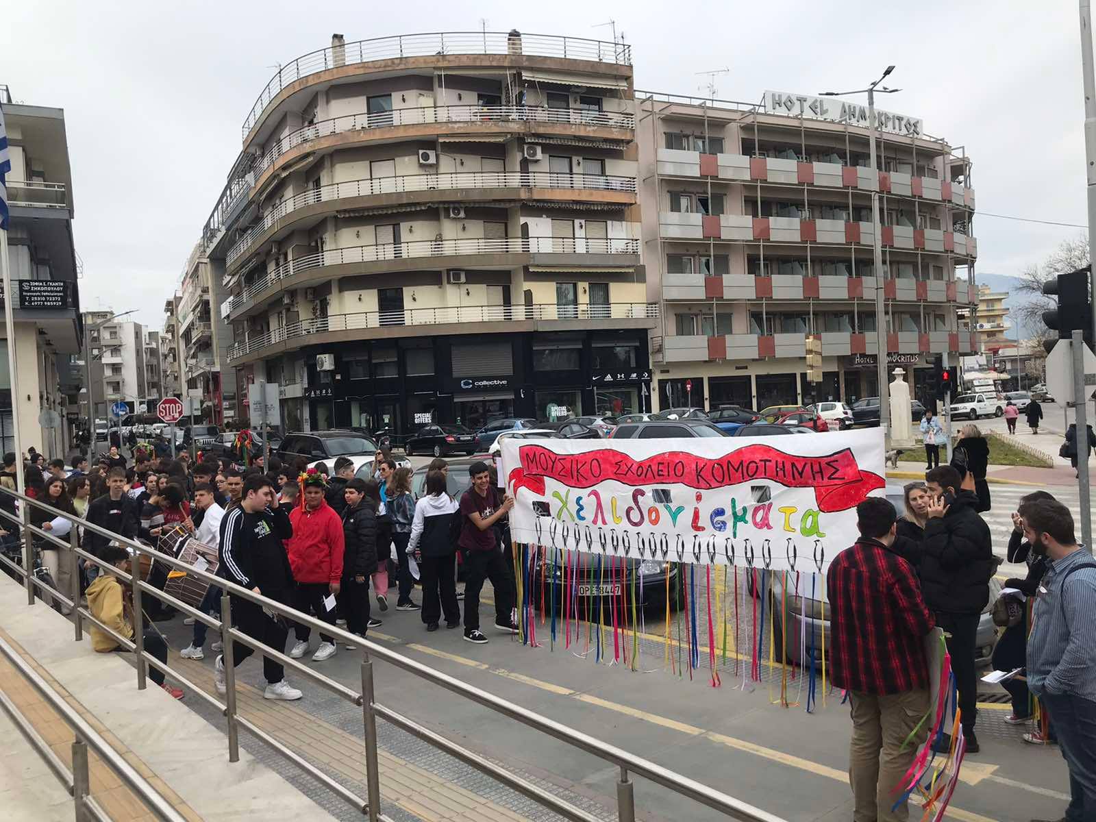 Κομοτηνή: Αναβίωσαν τα “Χελιδονίσματα” ξανά μετά από τρία χρόνια – Γέμισε η πόλη από νιάτα και υπέροχες μουσικές και τραγούδια για την Άνοιξη! (φωτος)