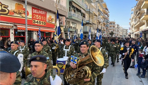 Πλήθος κόσμου στην παρέλαση για την 25η Μαρτίου στην Αλεξανδρούπολη