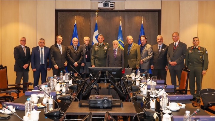 Ο αρχηγός ΓΕΕΘΑ συναντήθηκε με απόγονους αγωνιστών του 1821 Ο αρχηγός ΓΕΕΘΑ συναντήθηκε με απόγονους αγωνιστών του 1821