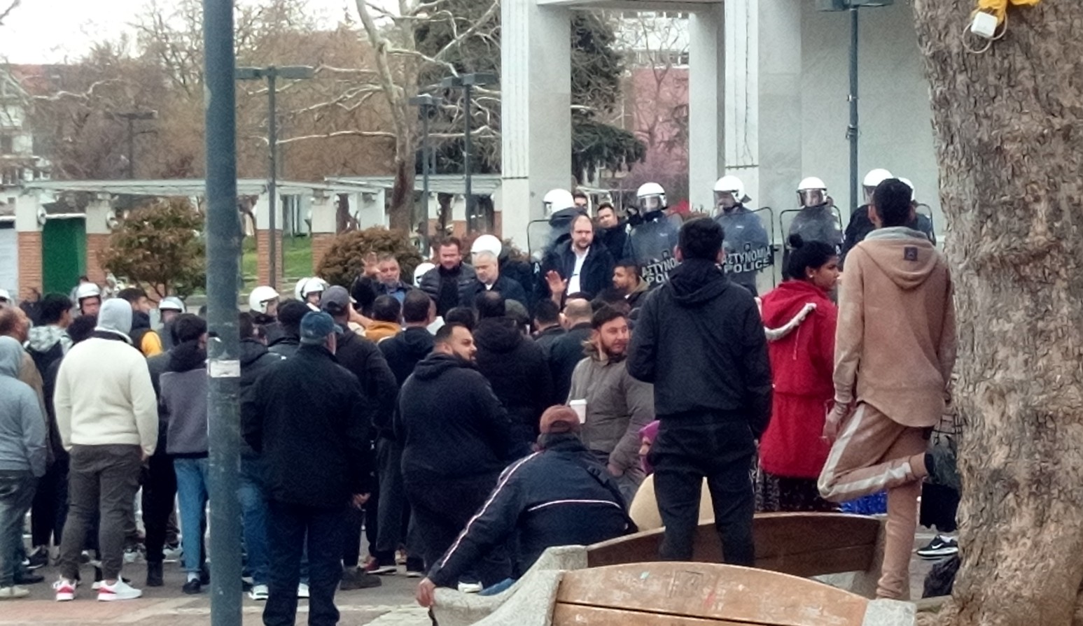 Συγκέντρωση διαμαρτυρίας από κατοίκους του Δροσερού στο Δημαρχείο Συγκέντρωση διαμαρτυρίας από κατοίκους του Δροσερού στο Δημαρχείο